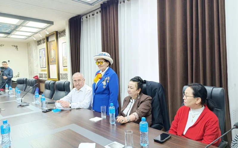 Презентация книги казашки-ветерана авиации Кыргызстана прошла в Бишкеке