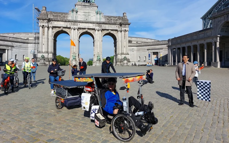 Бельгиец по пути в Китай на оригинальном велосипеде посетит Казахстан