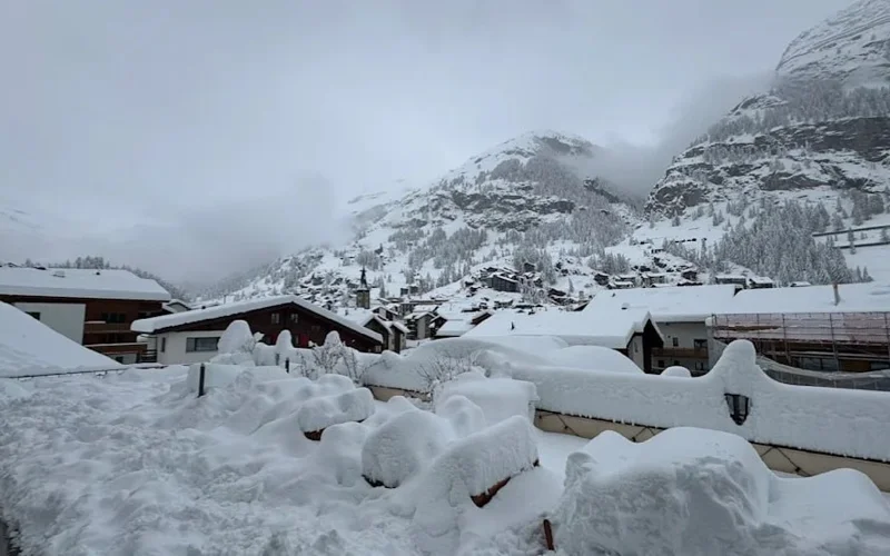 Аномальные снегопады накрыли горнолыжный курорт в Швейцарии
