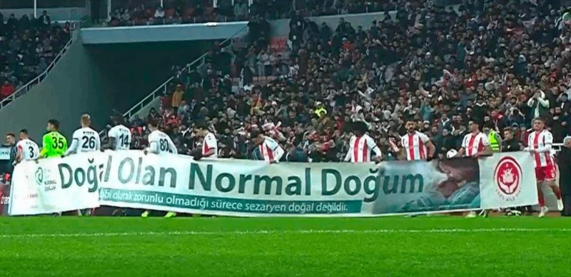 Футбол, роды и право на выбор: как баннер разжег дискуссию в Турции