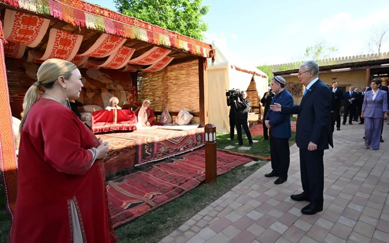 Қасым-Жомарт Тоқаев пен Гурбангулы Бердімұхамедов «Этноауыл» кешеніне барды