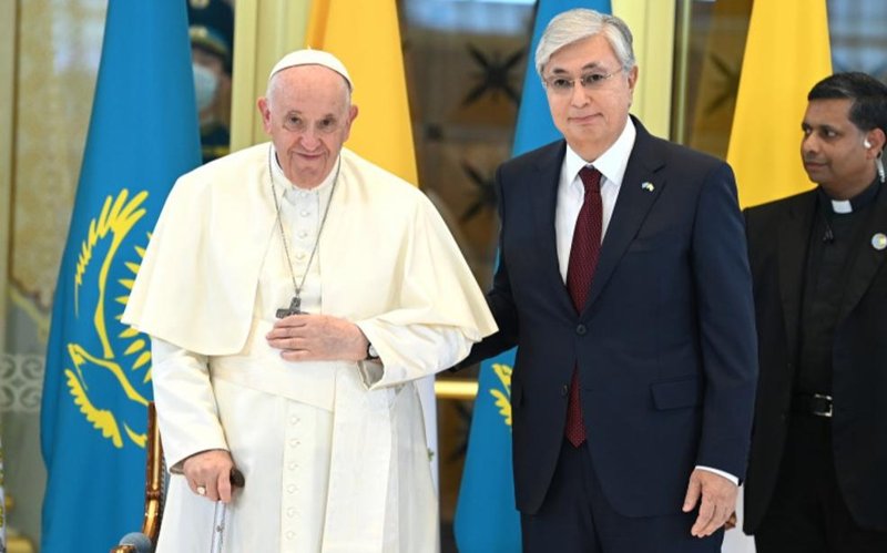 Rım Papasy Frantsısk pen QR Prezıdenti Qasym-Jomart Toqaev Rım Papasy Frantsısk álem halqynyń esinde beıbitshiliktiń jaqtaýshysy retinde qalady – Toqaev