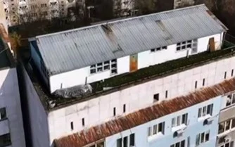 дом на крыше многоэтажки
