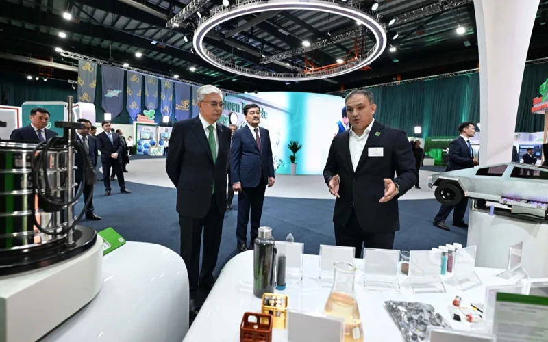 «Таза Қазақстан» экофестиваліне арналған көрмені тамашалады