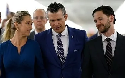 Глава Пентагона поделился об атаках на Йемен в чате с женой и братьями