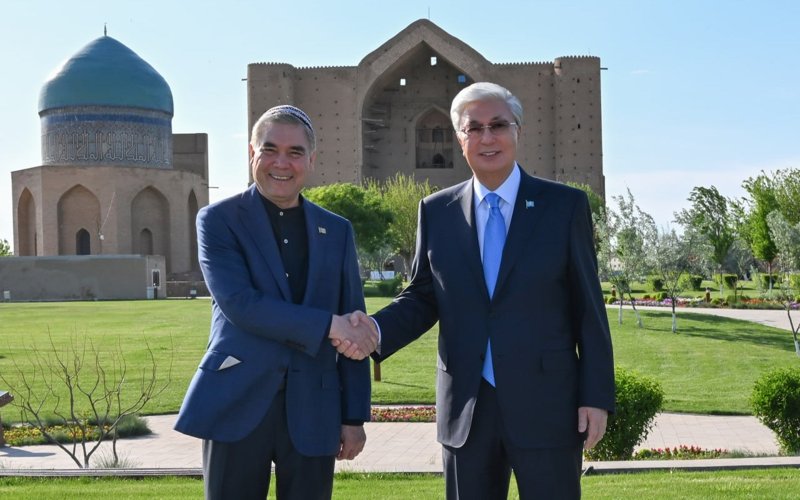 Касым-Жомарт Токаев и Гурбангулы Бердымухамедов посетили мавзолей Ходжи Ахмеда Яссауи