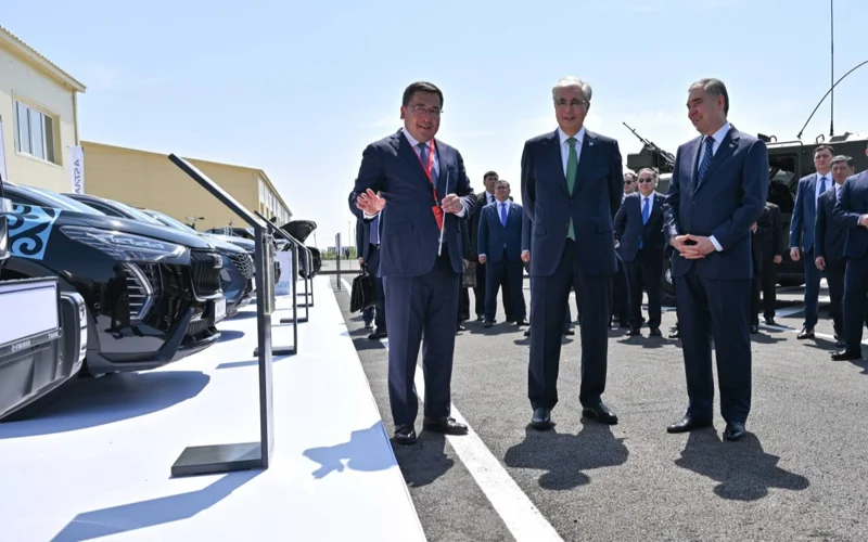 Қасым-Жомарт Тоқаев пен Гурбангулы Бердімұхамедов өнеркәсіп көрмесін аралады