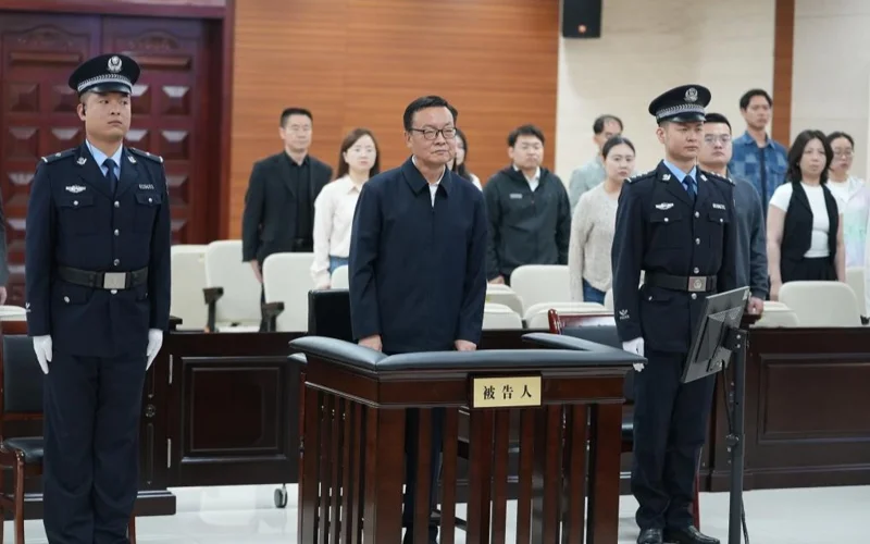 Қытайда тағы бір шенеунік пара алғаны үшін өлім жазасына кесілді