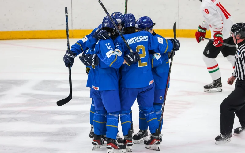 Казахстан одержал первую победу на юношеском чемпионате мира по хоккею