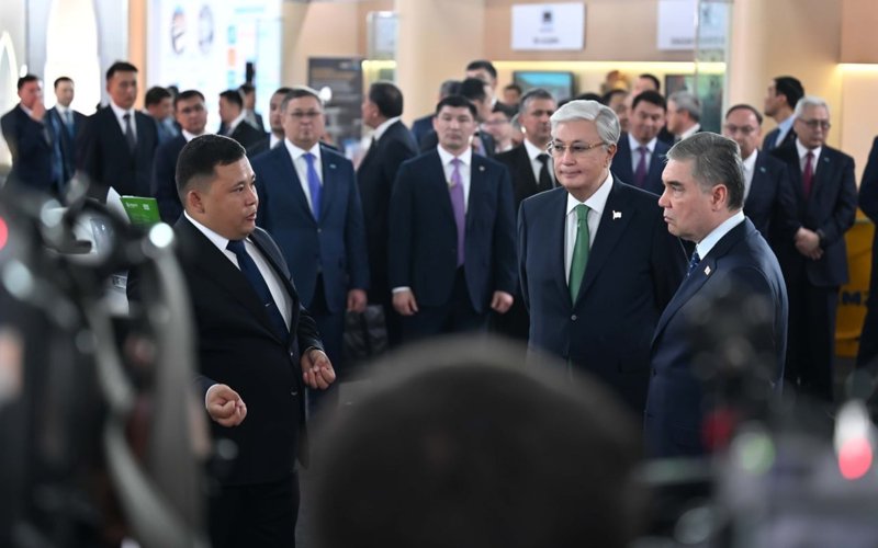 Касым-Жомарт Токаев и Гурбангулы Бердымухамедов осмотрели промышленную выставку р