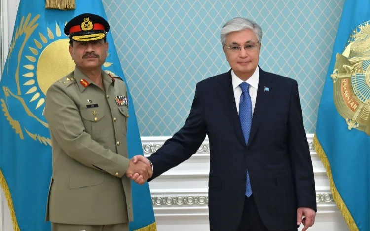 Глава государства принял главнокомандующего сухопутными войсками Вооруженных сил Пакистана генерала Асима Мунира