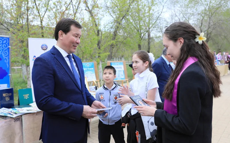 Ұлттық кітап күні: 500 метрлік гүлзар алаңында ақтөбеліктер кітап әлеміне саяхаттады