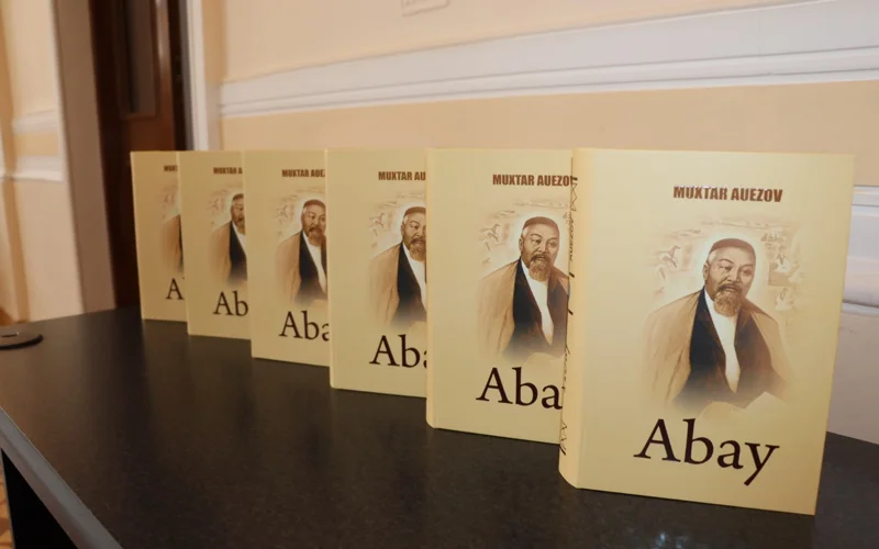 Бакуде Мұхтар Әуезовтің «Абай» романының латын қарпіндегі жаңа басылымы таныстырылды