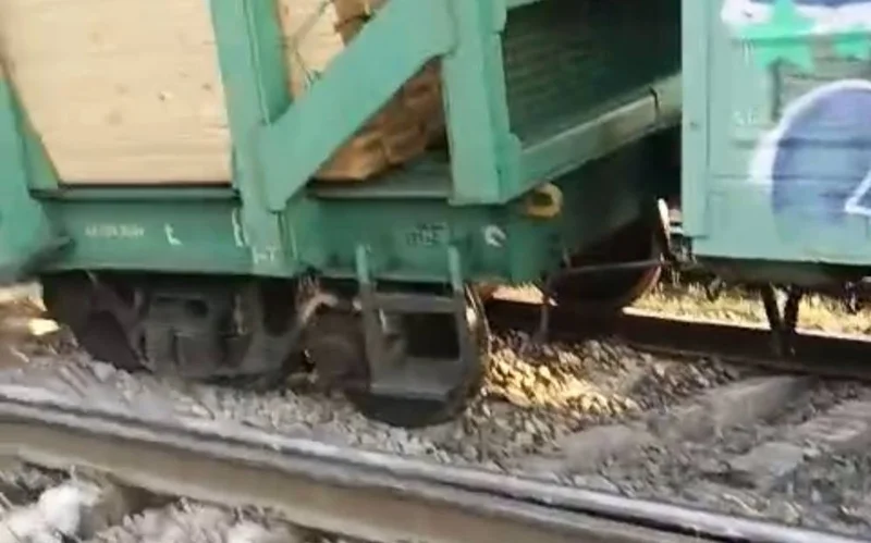 Поезд сошел с рельсов в Жамбылской области