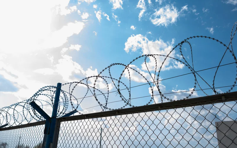 тюрьма, колючая проволока