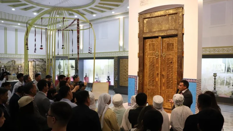 Дверь из мавзолея Ходжи Ахмеда Ясауи снова представлена публике