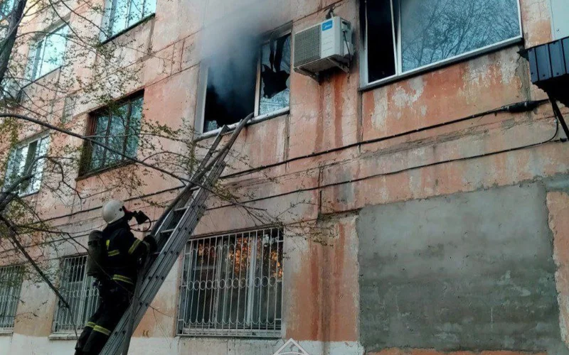 Павлодарда өрт сөндірушілер жалын ішінен 3 баланы құтқарды
