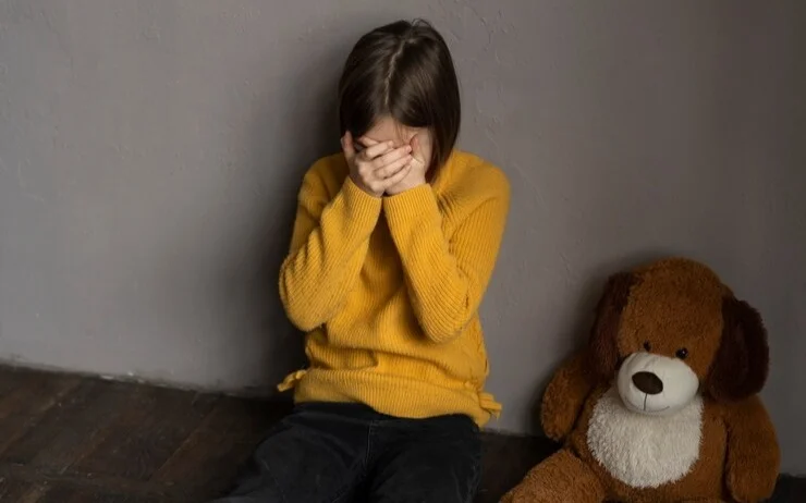 девочка плачет