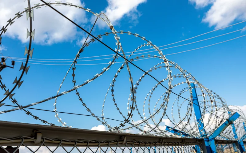 тюрьма, колючая проволока