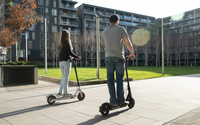В Кыргызстане предлагают ввести права на управление электроскутерами и мопедами