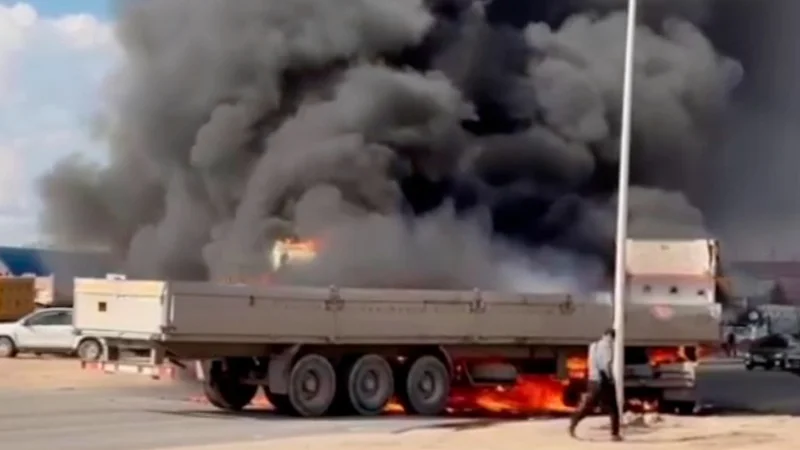 Две грузовые машины столкнулись в Астане: произошло возгорание