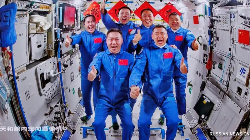 Экипаж корабля «Шэньчжоу-20» зашел на китайскую космическую станцию