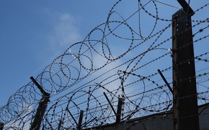 тюрьма, осужденный, колючая проволока