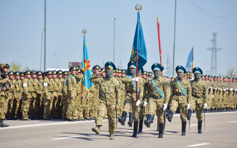 Как 4 тысячи военнослужащих готовятся к военному параду в Астане Как 4 тысячи военнослужащих готовятся к военному параду в Астане