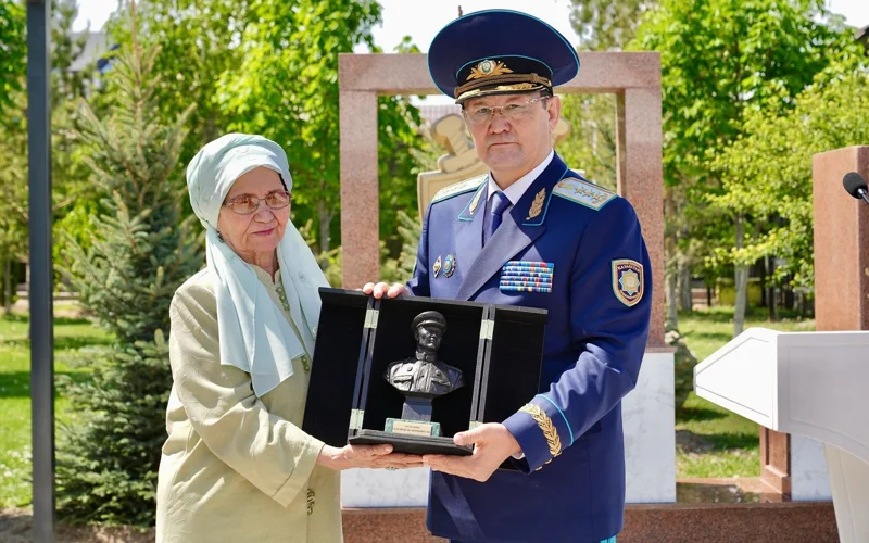 Берик Асылов открыл мемориальную доску Бауыржану Момышулы
