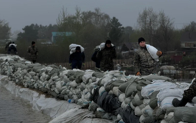 Спасатели круглосуточно укрепляют дамбу в селе Тепличное