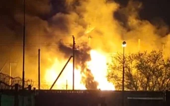 Молния стала причиной пожара и отключения света в Павлодаре