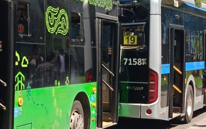 Автобус и троллейбус столкнулись в Алматы: есть пострадавшие