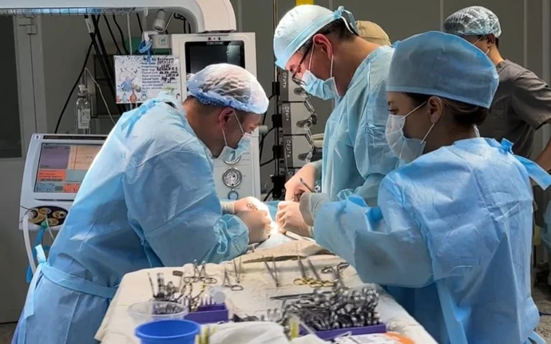 Малышу весом 1 кг провели операцию на сердце в Шымкенте