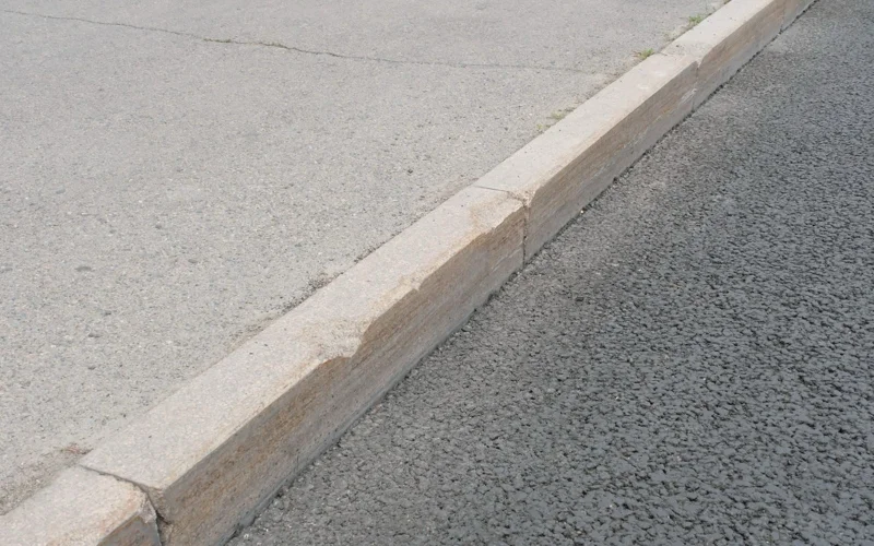 На улице Желтоксан в Алматы для BRT заменят только поврежденные бордюры