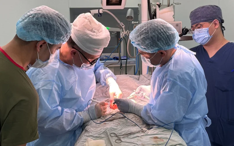 Almatylyq dárigerler jańa týǵan nárestege kúrdeli operatsııa jasady