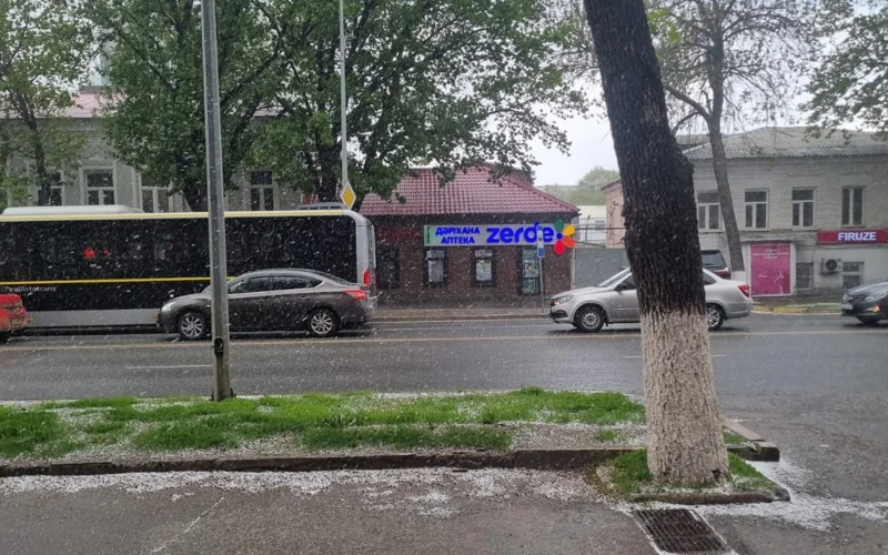 Весенний сюрприз: в Уральске — град, снег и пронизывающий ветер