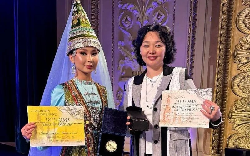 солистка ансамбля "Гулдер" Сания Сакенова и главный балетмейстер Анвара Садыкова