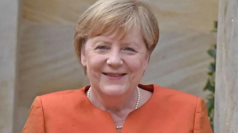 Merkel 6 mamyr kúni Býndestagta Mertstiń kantsler bolyp saılanýyna qatyspaq