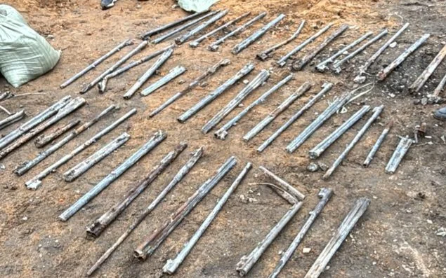 Фундамент с ружейными стволами обнаружили в Петропавловске при паводковых работах