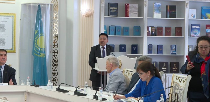 Sh.Ýálıhanovtyń týǵanyna 190 jyl: Akademııalyq kitaphana Shoqan týraly sırek kitaptar men qujattardy usyndy Maqsat Alpysbes