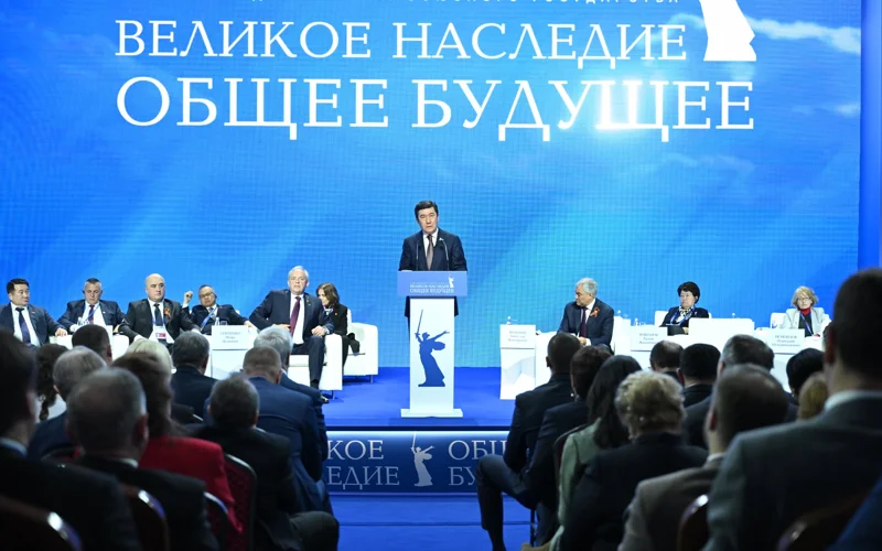 Спикер Мажилиса выступил на Международном форуме к 80-летию Победы