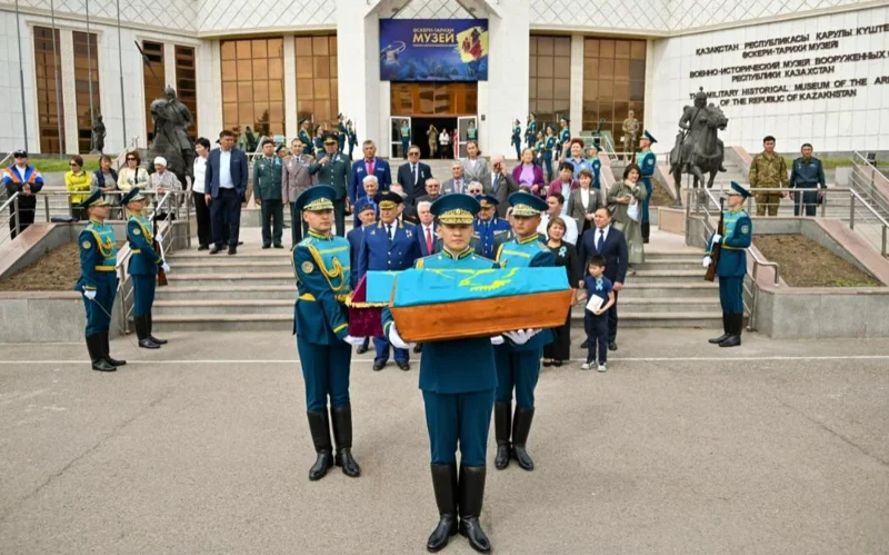 Astanaǵa Qorǵanys mınıstrliginiń áskerı bortymen qazaqstandyq UOS jaýyngerleriniń súıekteri jetkizildi