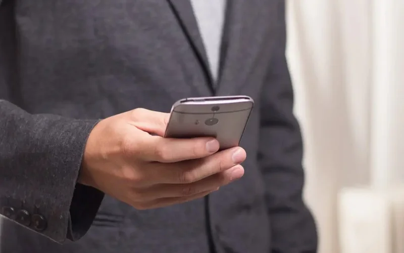 Online, mobilephone, officials