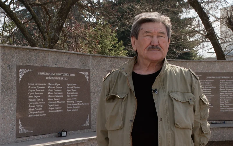 Қыздармен секс ойыншықтары Аққұба құлағын көрсетіп, қатты айғайлап жатыр.