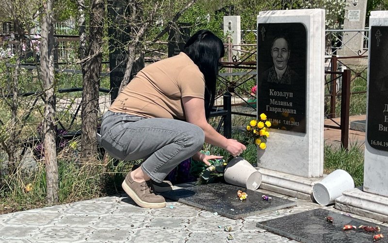 Старинное кладбище оказалось завалено мусором в Павлодаре о