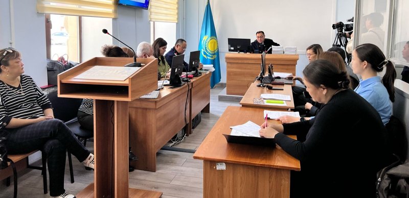 Жетімдерге тезек пен құрт-құмырсқа жегізген: Қарағандыда 6 бала асырап алған отбасына қатысты сот жүріп жатыр Жетімдерге тезек пен құрт-құмырсқа жегізген: Қарағандыда 6 бала асырап алған отбасына қатысты сот жүріп жатыр