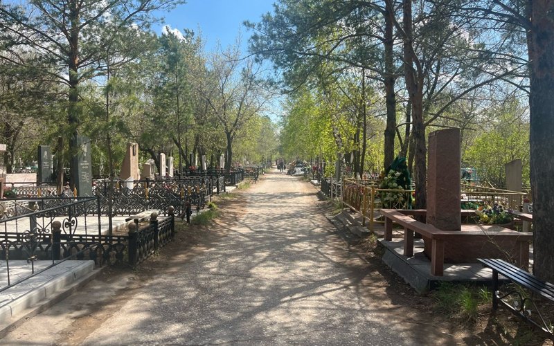 Старинное кладбище оказалось завалено мусором в Павлодаре о