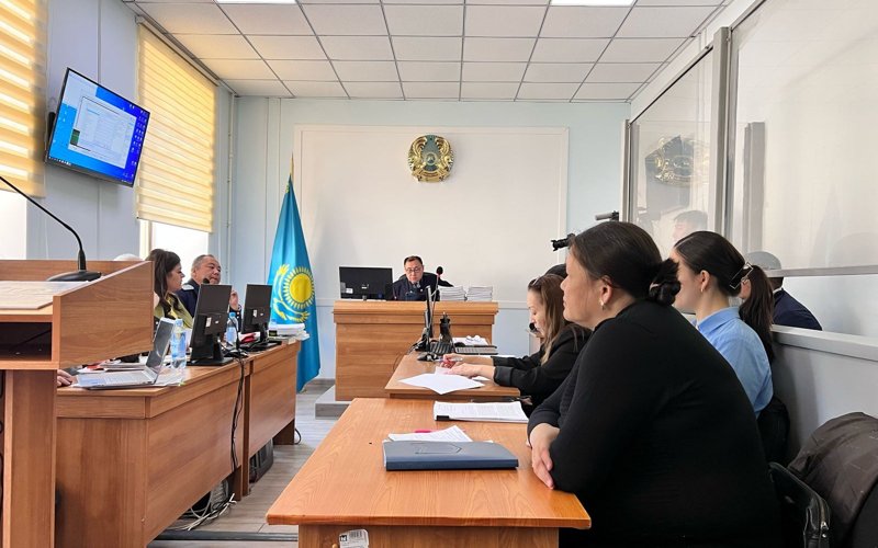 Жетімдерге тезек пен құрт-құмырсқа жегізген: Қарағандыда 6 бала асырап алған отбасына қатысты сот жүріп жатыр Жетімдерге тезек пен құрт-құмырсқа жегізген: Қарағандыда 6 бала асырап алған отбасына қатысты сот жүріп жатыр