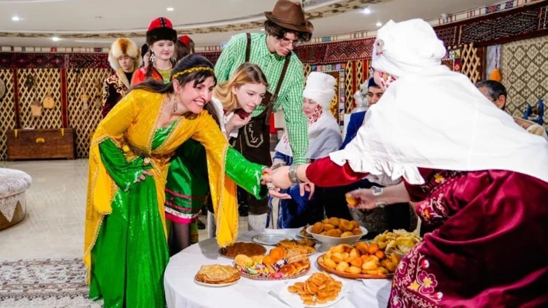 Elordada Qazaqstan halqynyń birligi kúnine arnalǵan erekshe fleshmob bastaldy 