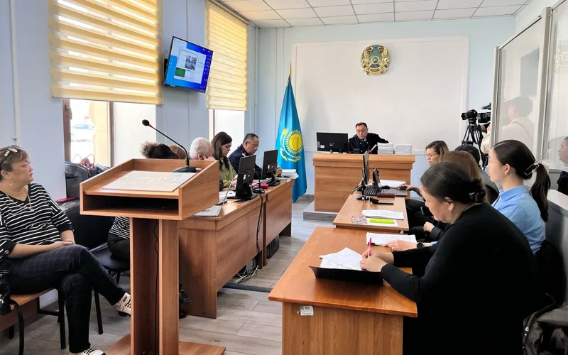 Заставляли есть навоз и червей: суд по делу об издевательствах опекунов над приемными детьми продолжается в Караганде